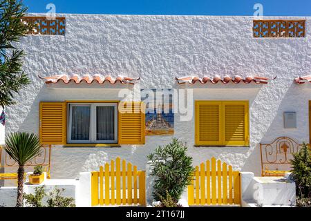 Wunderschönes weißes und gelbes portugiesisches Haus auf Farol Island im Faro District, Algarve, Portugal Stockfoto