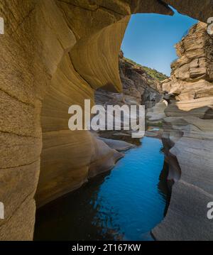 Naturpark Tasyaran Valley (Türkisch; Taşyaran vadisi). Der Blick auf die fantastischen Steinformationen im Canyon im Morgenlicht. Usak - Türkei Stockfoto