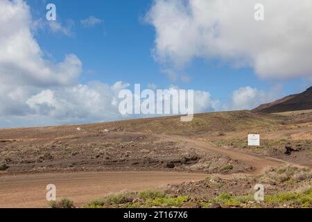 Schotterstraße durch den Jandai Naturpark, Parque Natural de Jandia, Fuerteventura, Kanarische Inseln, Spanien Stockfoto