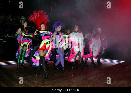 Tanztruppe, die die Dose Can Dance in London aufführt Stockfoto