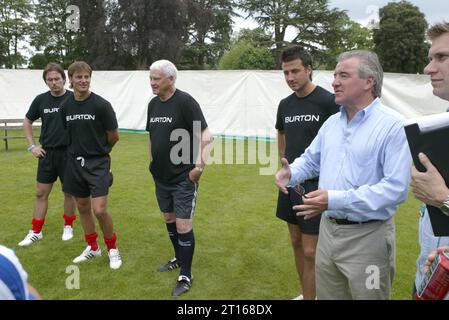 Bobby Robson und Terry Venables beim Fußballturnier der Burton Company auf dem Trainingsplatz von Bisham Abbey Stockfoto