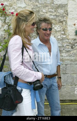 Rod Stewart und Penny Lancaster besuchten am 6/2004 ein Benefizspiel in Bisham Abbey Stockfoto