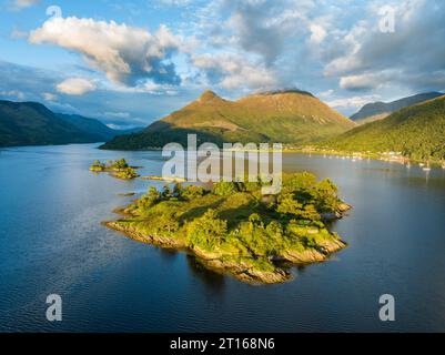 Aus der Vogelperspektive auf den westlichen Teil von Loch Leven mit der historischen Insel Eilean Munde, darüber der 742 Meter hohe Pap of Glencoe, Highlands Stockfoto