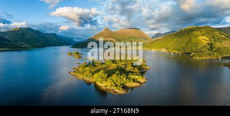 Luftpanorama des westlichen Teils von Loch Leven mit der historischen Insel Eilean Munde, darüber der 742 Meter hohe Pap of Glencoe, Highlands Stockfoto