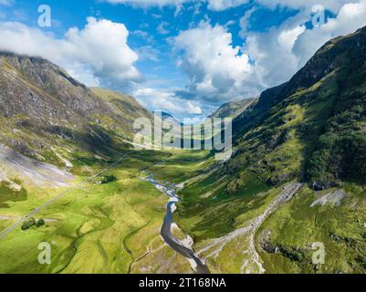 Aus der Vogelperspektive auf den westlichen Teil von Glen Coe mit dem Fluss Coe, links die landschaftlich reizvolle A82-Straße, die durch das Tal führt, Highlands, Schottland Stockfoto