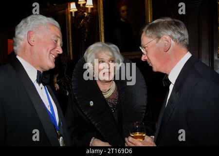 Prinz Richard Duke of Gloucester besuchte 2003 eine Wohltätigkeitsveranstaltung mit der Fernsehpersönlichkeit Katie Boyle in London Stockfoto