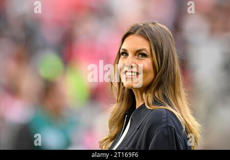 DAZN-Sportmoderatorin Laura Wontorra, Porträt, Lächeln, Allianz Arena, München, Bayern, Deutschland Stockfoto