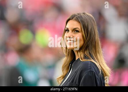 DAZN-Sportmoderatorin Laura Wontorra, Porträt, Lächeln, Allianz Arena, München, Bayern, Deutschland Stockfoto