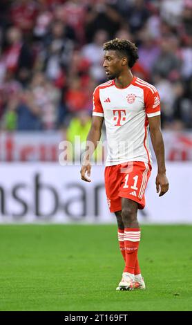 Kingsley Coman Fc Bayern M Nchen Im Zweikampf Mit Kevin Diks Fc Kopenhagen Ger