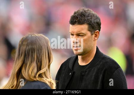 TV-Experte Michael Ballack im Gespräch mit DAZN-Sportmoderatorin Laura Wontorra, Allianz Arena, München, Bayern, Deutschland Stockfoto