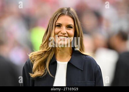 DAZN-Sportmoderatorin Laura Wontorra, Porträt, Lächeln, Allianz Arena, München, Bayern, Deutschland Stockfoto