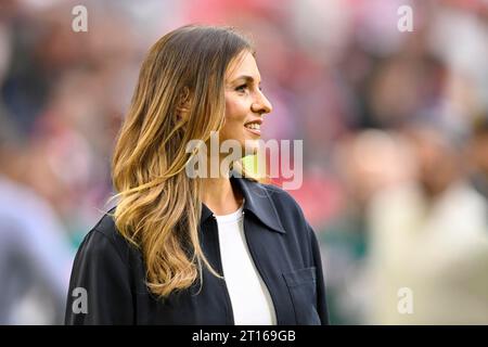 DAZN-Sportmoderatorin Laura Wontorra, Porträt, Lächeln, Allianz Arena, München, Bayern, Deutschland Stockfoto