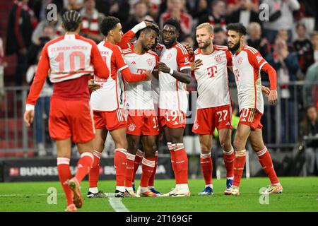 Goal Feiern Kingsley Coman FC Bayern München FCB (11) Jamal Musiala FC Bayern München FCB (42) Alphonso Davies FC Bayern München FCB (19) Stockfoto