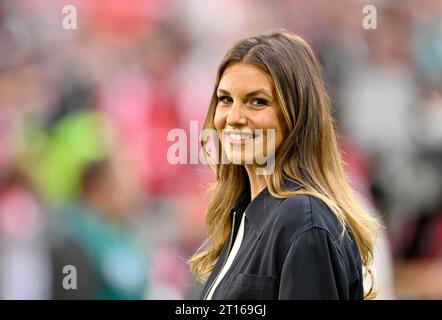 DAZN-Sportmoderatorin Laura Wontorra, Porträt, Lächeln, Allianz Arena, München, Bayern, Deutschland Stockfoto