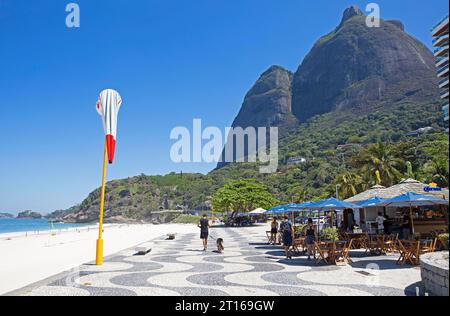 Strandpromenade am Praia de Sao Conrado, Rio de Janeiro, Bundesstaat Rio de Janeiro, Brasilien Stockfoto