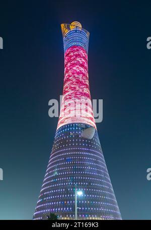 Beleuchteter Fackelturm auch bekannt als Aspire Tower bei Nacht, Doha, Katar Stockfoto