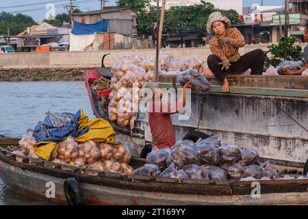 Phong Dien Floating Market Scene, in der Nähe von Can Tho, Vietnam. Übertragung Von Erzeugnissen. Stockfoto