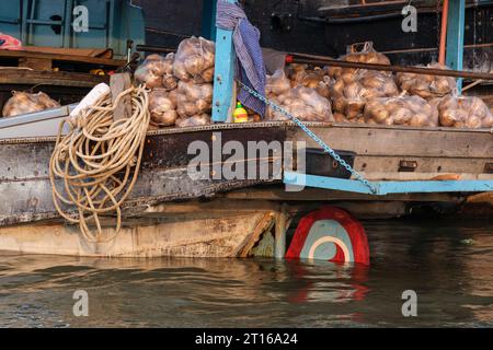 Phong Dien Floating Market Scene, in der Nähe von Can Tho, Vietnam. Bootsladen mit Produkten. Stockfoto