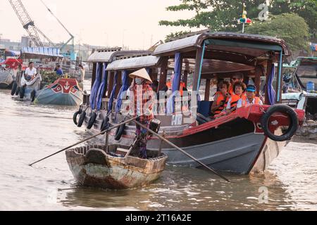 Phong Dien Floating Market Scene, in der Nähe von Can Tho, Vietnam. Touristenboot. Stockfoto