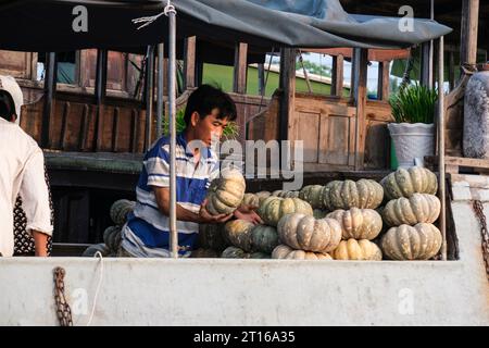 Phong Dien Floating Market Scene, in der Nähe von Can Tho, Vietnam. Squash-Anbieter. Stockfoto