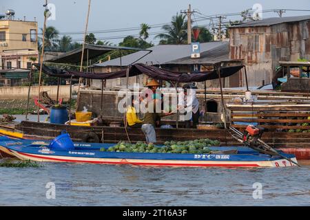 Phong Dien Floating Market Scene, in der Nähe von Can Tho, Vietnam. Wassermelonen Übertragen. Stockfoto