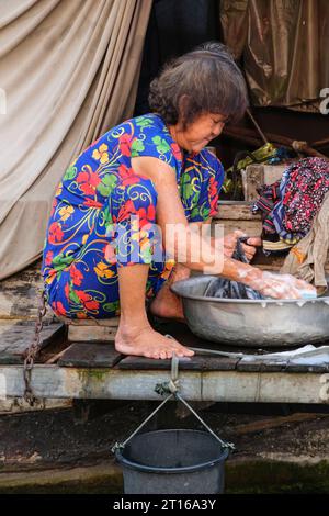 Phong Dien Floating Market Scene, in der Nähe von Can Tho, Vietnam. Frau, Die Wäsche Macht. Stockfoto