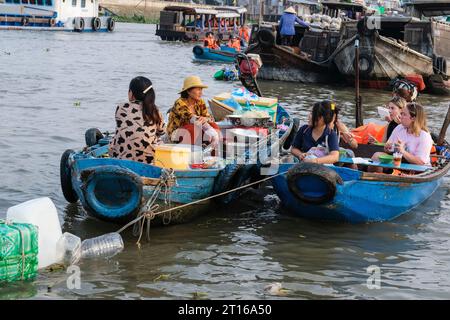 Phong Dien Floating Market Scene, in der Nähe von Can Tho, Vietnam. Touristen Beim Frühstück Stockfoto