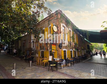 Izmir, Türkei. 6. Oktober 2023. Die berühmte farbenfrohe historische Dario Moreno Straße und alte Gebäude im Konak Viertel. Stockfoto