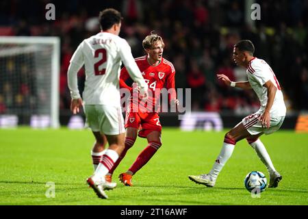 Charlie Savage (Mitte) kämpft in einem internationalen Freundschaftsspiel auf der Stok Racecourse in Wrexham gegen Gibraltars Ethan Jolley (links) und Nicholas Pozo um den Ball. Bilddatum: Mittwoch, 11. Oktober 2023. Stockfoto