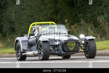 Bicester, Oxon., UK - 8. Oktober 2023: Oldtimer Caterham 7 fährt auf einer englischen Landstraße. Stockfoto