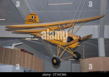 Gelb HM290 biplanar in St. Flughafen Pierre in Frankreich Stockfoto