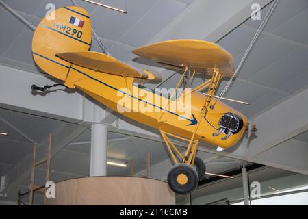 Gelb HM290 biplanar in St. Flughafen Pierre in Frankreich Stockfoto