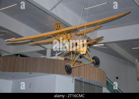 Gelb HM290 biplanar in St. Flughafen Pierre in Frankreich Stockfoto