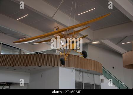 Gelb HM290 biplanar in St. Flughafen Pierre in Frankreich Stockfoto