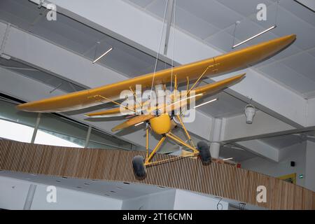 Gelb HM290 biplanar in St. Flughafen Pierre in Frankreich Stockfoto