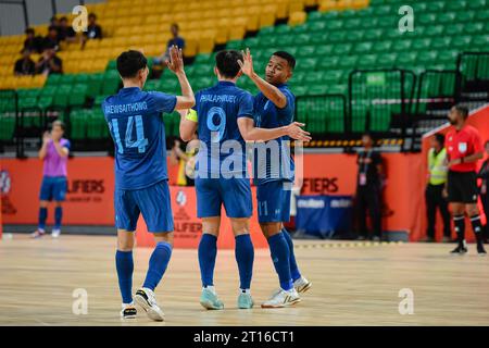 Bangkok, Thailand. Oktober 2023. Muhammad Osamanmusa (R) aus Thailand wurde während des AFC-Futsal-Asienpokals Thailand 2024 Qualifikationsspiels zwischen Thailand und Hongkong in der Bangkok Arena gesehen. Endstand; Thailand 6:0 hongkong. Quelle: SOPA Images Limited/Alamy Live News Stockfoto