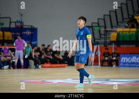 Bangkok, Thailand. Oktober 2023. Sarawut Phalaphruek (Thailand) war beim Qualifikationsspiel des AFC Asiensieg 2024 zwischen Thailand und Hongkong in der Bangkok Arena zu sehen. Endstand; Thailand 6:0 hongkong. Quelle: SOPA Images Limited/Alamy Live News Stockfoto