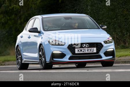 Bicester, Oxon., UK - 8. Oktober 2023: 2021 blaues Hyundai i30 Auto fährt auf einer englischen Landstraße. Stockfoto