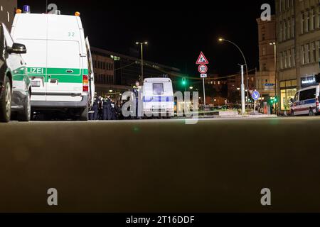 Erneut Hass-Proteste in Neukölln trotz Demo-Verbot, Demonstranten in Neukölln skandieren antisemitische Pro-Palästina Parolen. Die Berliner Polizei ist mit einem massiven Polizeikräfteaufgebot rund um den Hermannplatz und der Sonnenallee im Einsatz und nimmt vereinzelt Personalien auf. Berlin Berlin Deutschland *** wieder Hassproteste in Neukölln Trotz Demoverbot, rufen Demonstranten in Neukölln antisemitische pro-Palästina-Slogans Berliner Polizei ist mit massiven Polizeikräften rund um Hermannplatz und Sonnenallee im Dienst und nimmt isolierte persönliche Daten auf Berlin Berlin Berlin Deutschland Stockfoto