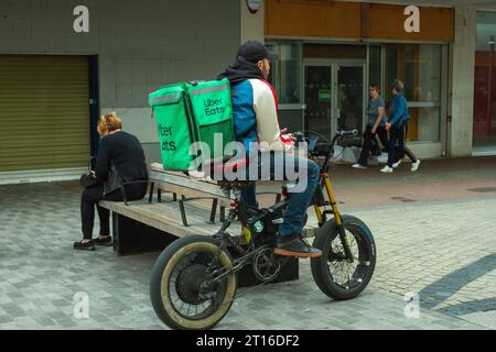 Southend-on-Sea City Centre, Großbritannien. Oktober 2023. Immer mehr Menschen entscheiden sich dafür, Lebensmittel zum Mitnehmen per App zu bestellen. Ein Uber frisst Lieferer Stockfoto