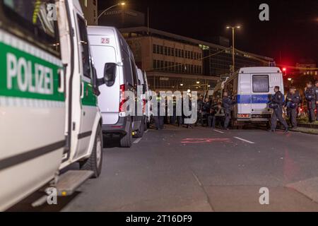 Erneut Hass-Proteste in Neukölln trotz Demo-Verbot, Demonstranten in Neukölln skandieren antisemitische Pro-Palästina Parolen. Die Berliner Polizei ist mit einem massiven Polizeikräfteaufgebot rund um den Hermannplatz und der Sonnenallee im Einsatz und nimmt vereinzelt Personalien auf. Berlin Berlin Deutschland *** wieder Hassproteste in Neukölln Trotz Demoverbot, rufen Demonstranten in Neukölln antisemitische pro-Palästina-Slogans Berliner Polizei ist mit massiven Polizeikräften rund um Hermannplatz und Sonnenallee im Dienst und nimmt isolierte persönliche Daten auf Berlin Berlin Berlin Deutschland Stockfoto