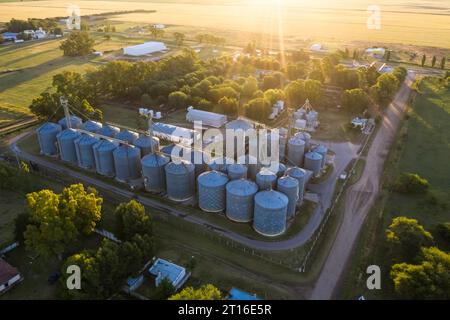 Getreidelagerstahlsilos, Patagonien, Argentinien Stockfoto