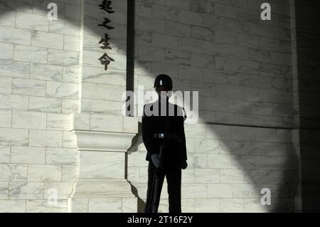 Zeremonialwache im Dienst in der Chiang Kai-shek Memorial Hall, Taipeh, Taiwan. Stockfoto