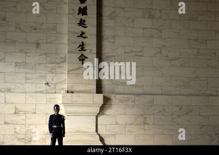 Zeremonialwache im Dienst in der Chiang Kai-shek Memorial Hall, Taipeh, Taiwan. Stockfoto