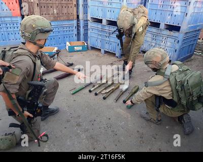 Südlich Von Israel, Israel. Oktober 2023. Israelische Ingenieurkräfte im Bereich der Gaza-Division führen Arbeiten zur Reparatur und Versiegelung der Verletzungen durch, parallel zur Entfernung und Rückgewinnung der Sprengstoffe, die von Hamas-Mitgliedern am Zaun an der Grenze zum Gazastreifen am Mittwoch, den 11. Oktober 2023, begraben wurden. Foto: IDF/UPI Credit: UPI/Alamy Live News Stockfoto