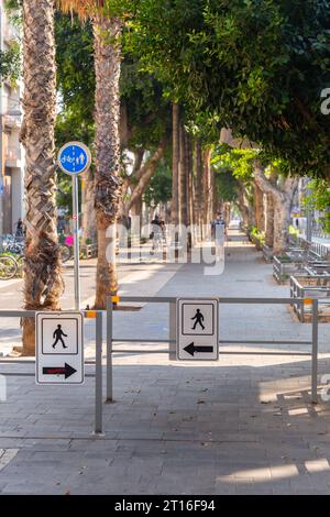Jaffa, Israel - 10. Oktober 2023: Yerushalayim Road ist eine Hauptstraße in der historischen Stadt Jaffa, Israel. Stockfoto