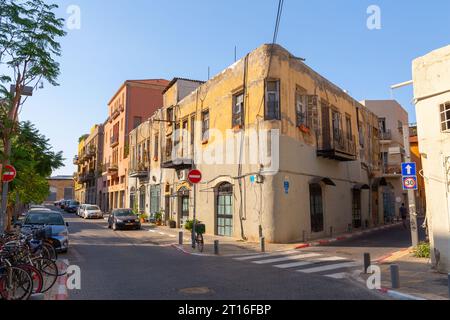 Jaffa, Israel - 10. Oktober 2023: Blick von den historischen Straßen von Jaffa, einer alten levantinischen Hafenstadt, die von den Kanaanitern gegründet wurde und heute Teil o ist Stockfoto