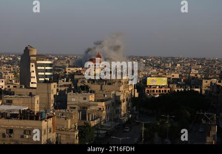 Gaza. Oktober 2023. Nach einem israelischen Luftangriff im südlichen Gazastreifen, Rafah, am 11. Oktober 2023. Die palästinensische Islamische Widerstandsbewegung (Hamas) startete am Samstag einen Überraschungsangriff auf israelische Städte in der Nähe des Gazastreifens und veranlasste Israel, Vergeltungsangriffe auf Gaza zu starten. Bis Mittwoch wurden auf beiden Seiten mehr als 2.000 Menschen getötet und Tausende weitere verletzt. Quelle: Khaled Omar/Xinhua/Alamy Live News Stockfoto