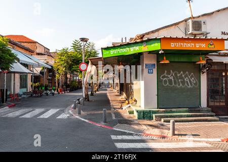 Jaffa, Israel - 10. Oktober 2023: Blick von den historischen Straßen von Jaffa, einer alten levantinischen Hafenstadt, die von den Kanaanitern gegründet wurde und heute Teil o ist Stockfoto