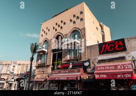 Jaffa, Israel - 10. Oktober 2023: Blick von den historischen Straßen von Jaffa, einer alten levantinischen Hafenstadt, die von den Kanaanitern gegründet wurde und heute Teil o ist Stockfoto